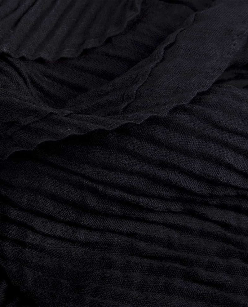 BLACK PLEAT SCARF